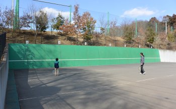 テニスの壁打ち